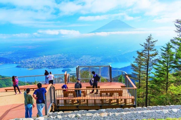 富士山と河口湖が一望できる開放感あふれる絶景テラス