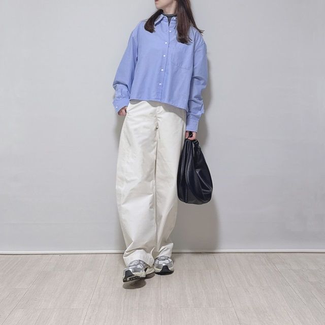 オックスフォードシャツ×UNIQLOのオフホワイトの「ジャージーバレルレッグパンツ」