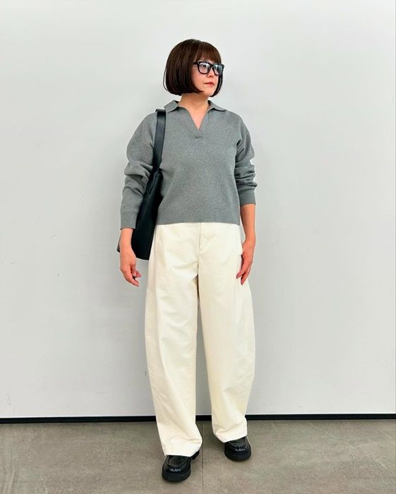 スムースコットンリラックスポロセーター×UNIQLOのオフホワイトの「ジャージーバレルレッグパンツ」