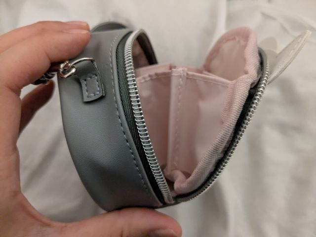 ファスナーを全開にした様子