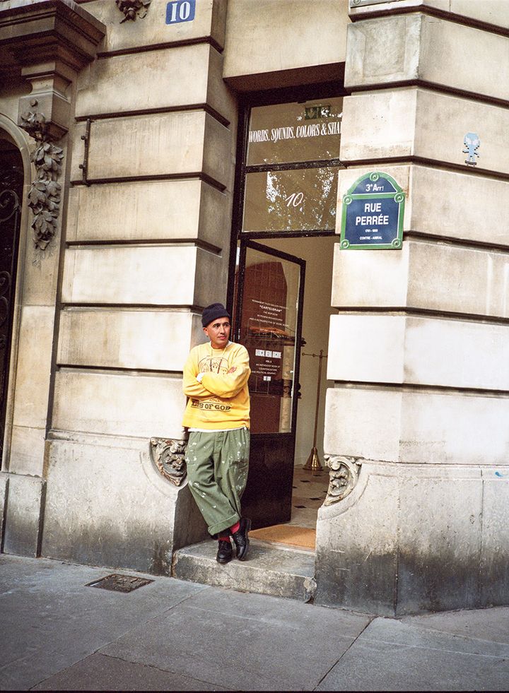 ニューショップ〈WORDS, SOUNDS, COLORS & SHAPES〉の前のラムダン