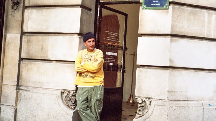 ニューショップ〈WORDS, SOUNDS, COLORS & SHAPES〉の前のラムダン