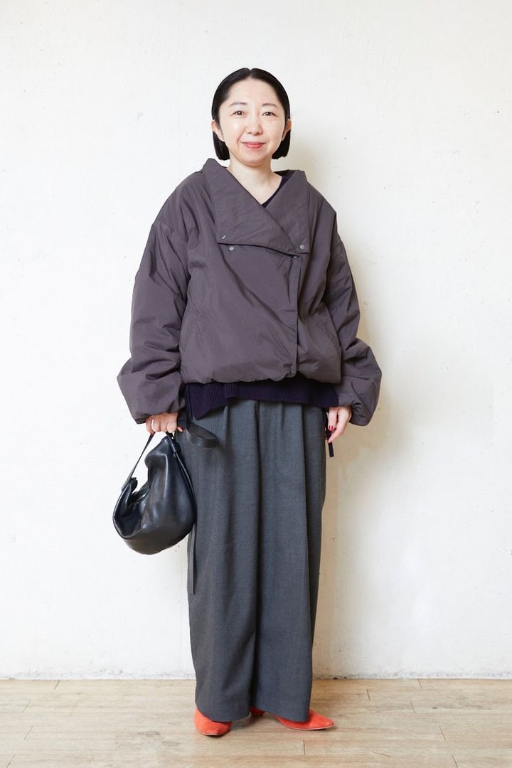 アデュー トリステス／ロワズィール プレス山野内裕紀子さんの私服ファッションスナップ。軽やかなショートコート×赤の挿し色で洗練度＆スタイルアップ