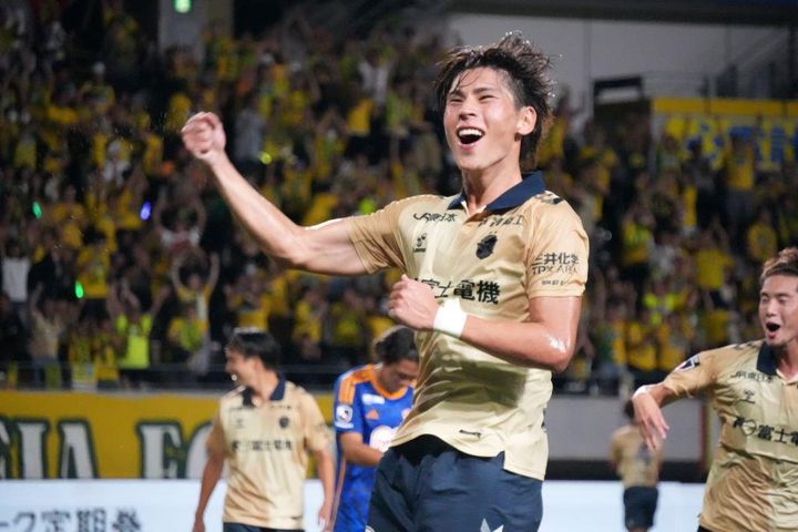 名門の新エースが1ゴール1アシストで開幕白星の立役者に！ペナルティキック前に見せた意外な表情とは