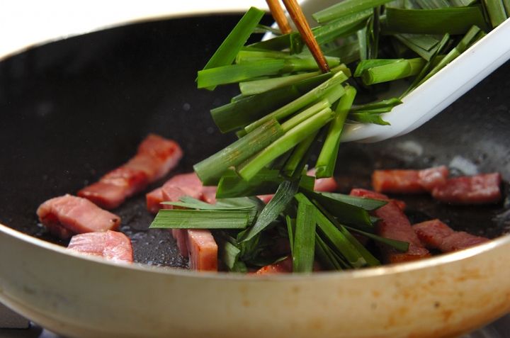 モヤシとニラのベーコン炒めの作り方2