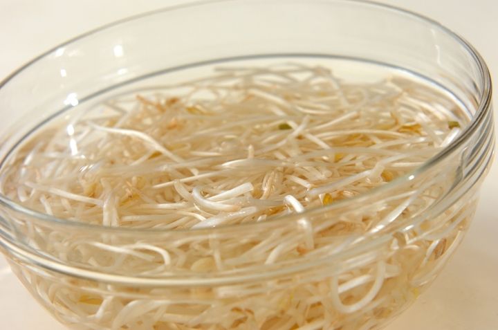 モヤシとニラのベーコン炒めの下準備1