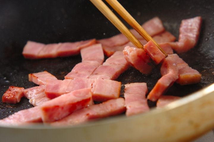 モヤシとニラのベーコン炒めの作り方1