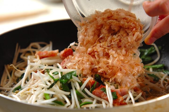 モヤシとニラのベーコン炒めの作り方3