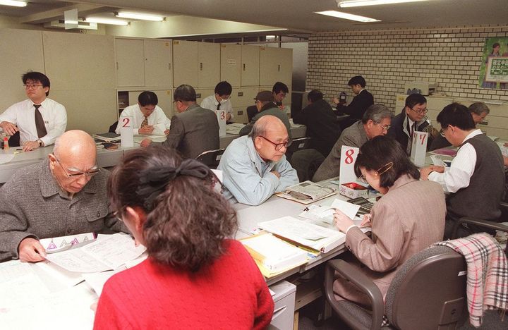 確定申告の受け付けが始まり、込み合う窓口（1998年2月11日、東京・杉並区の杉並税務署）
