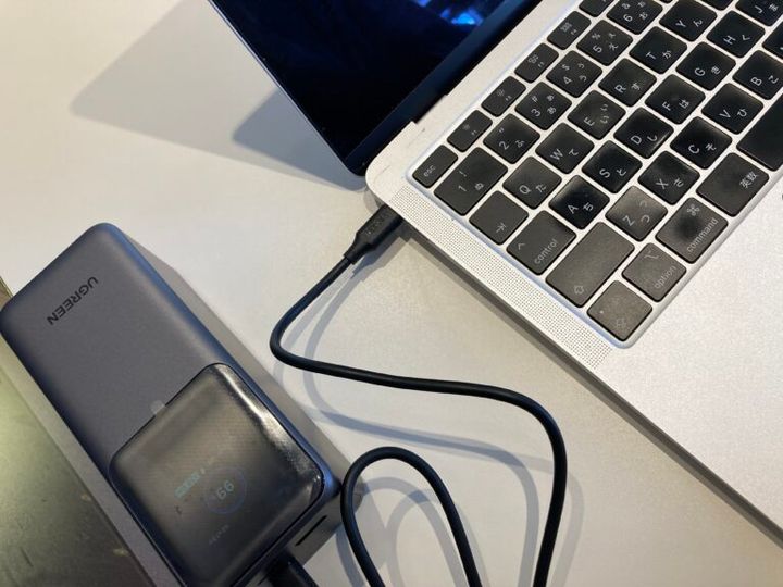 コンパクトで大容量！コスパ最強なモバイルバッテリーの機能面が優秀すぎる！