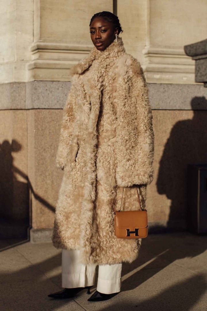 画像: ふんわりファーコートの優雅さをアシスト