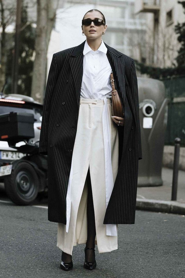 画像: まろやかな白スカートが上品さに繋がる