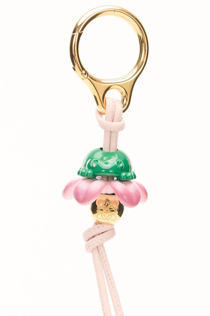 フロッグ チャーム ¥59,400／LOEWE