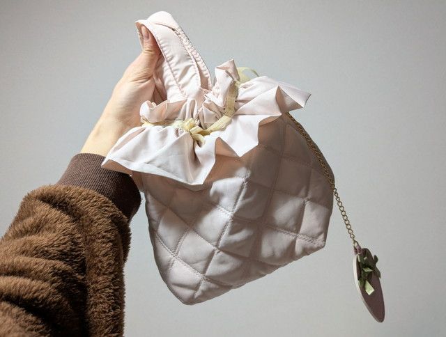 メゾンドフルール巾着バッグ持ったところ