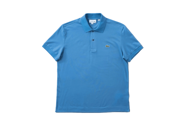 〈ラコステ〉のポロシャツ