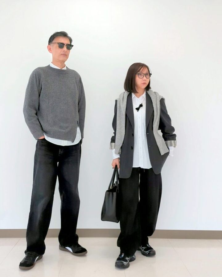 グレーのカシミヤニットで夫婦リンクコーデ