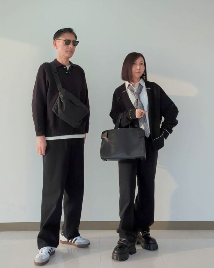 コットン素材の「ザラ」のポロニットと、同じく「ユニクロ」のブラックデニムでモノトーンリンク