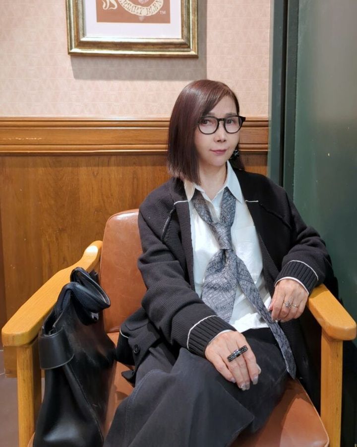 「UNIQLO×JWANDERSON」オックスフォードシャツ、「ロベルト・カヴァリ」のネクタイ