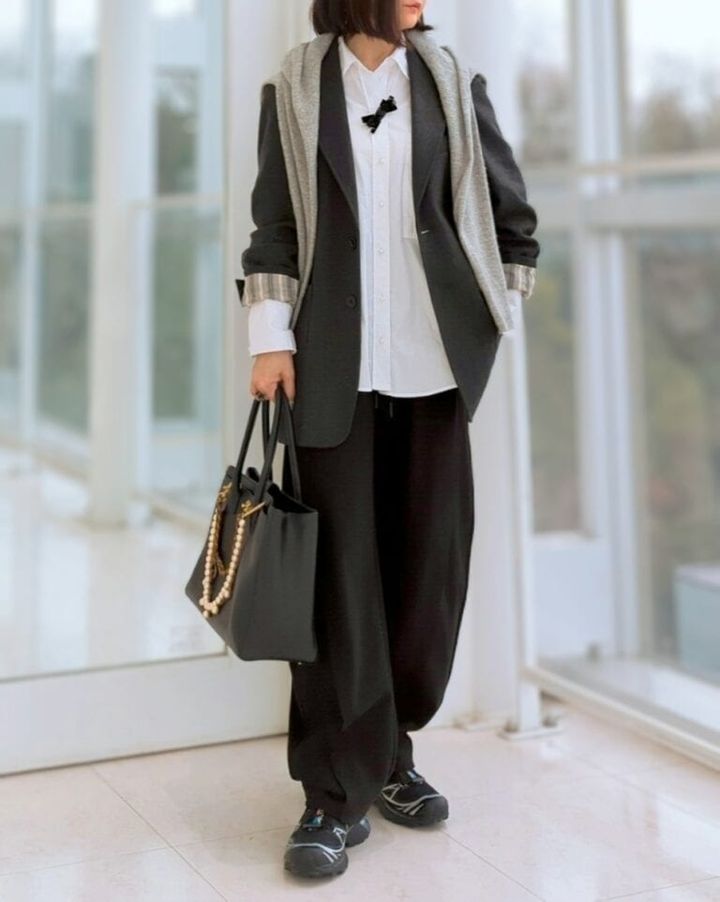 「ユニクロ U」のテーラードジャケット、「Ｈ&Ｍ」のバルーンパンツ