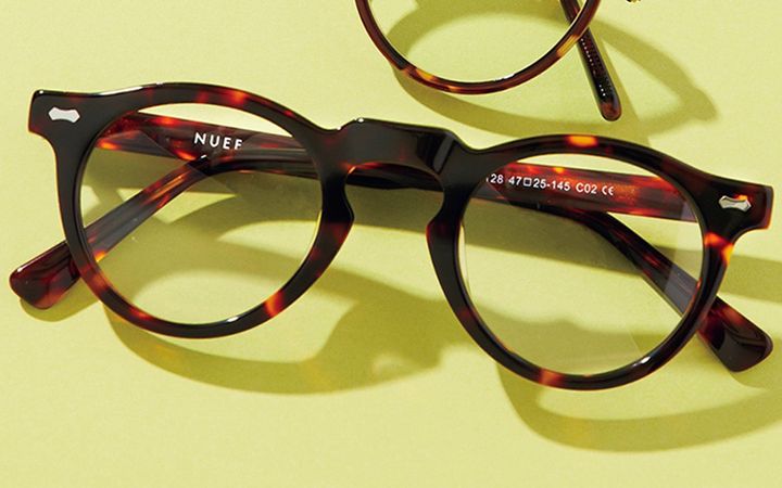 NUEFのメガネは程よい重厚感とラウンドシルエットで小顔効果も絶大
