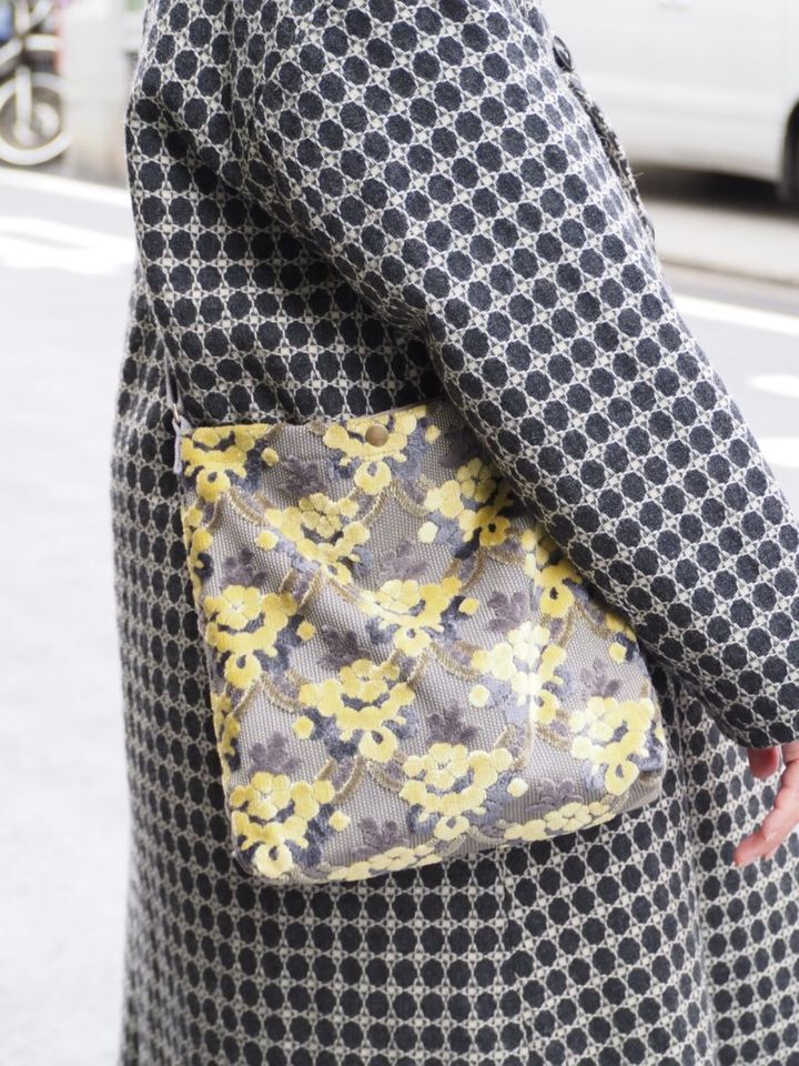 ミモザ柄のバッグ