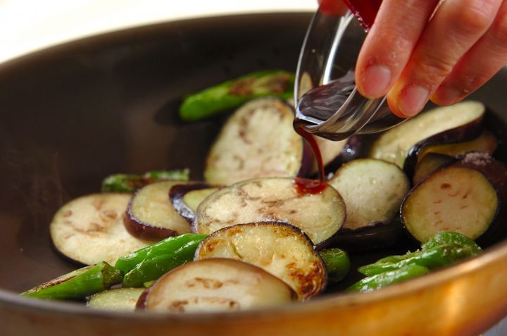 ご飯にあう簡単副菜！ナスとシシトウのオイスター炒めの作り方1
