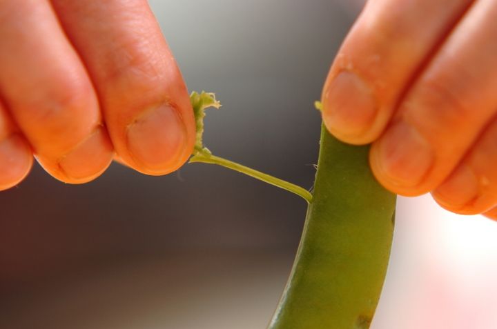 スナップエンドウの卵サラダの下準備1