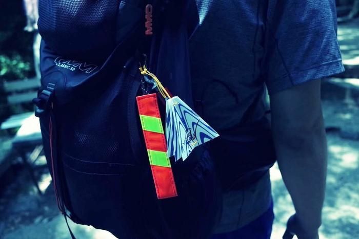 バックパックにTONARI DESIGNのランプシェルターをつけているところ