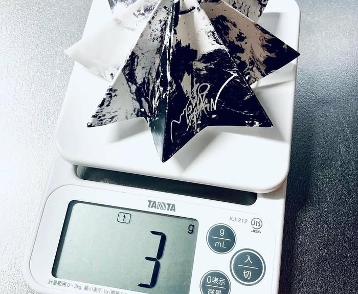 TONARI DESIGNのランタンシェルターを計っているところ