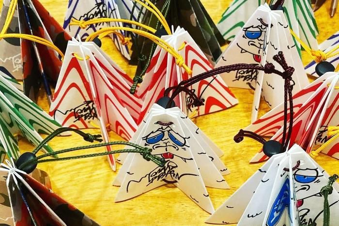 TONARI DESIGNのランプシェルターが並んでいるところ