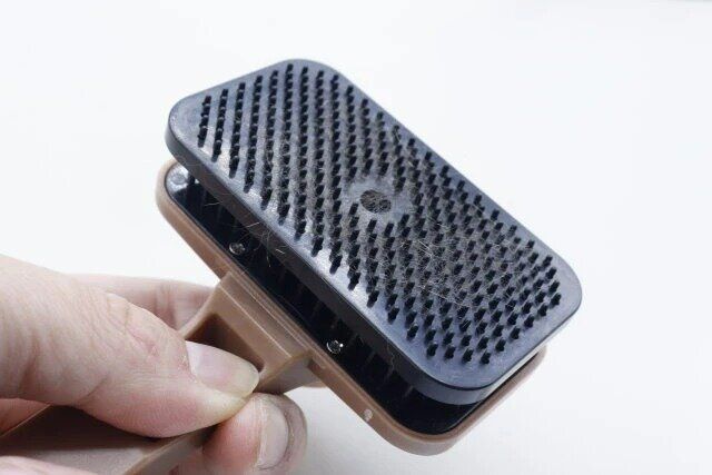 ダイソー ペット用ブラシ（ボタン式）