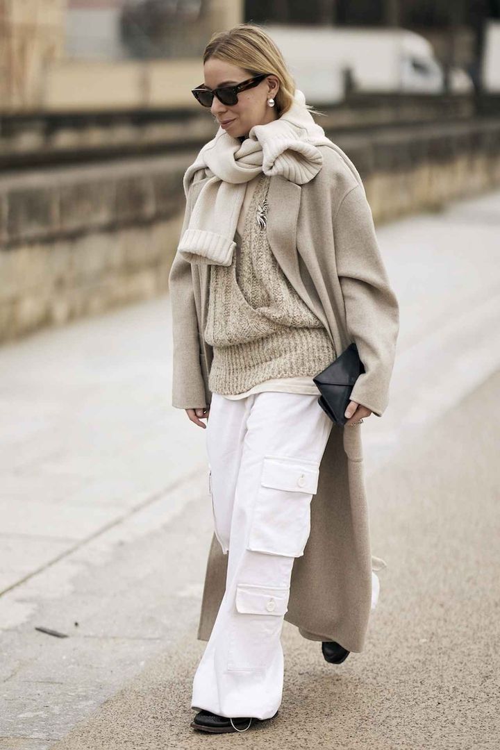 画像: シャープな白パンツで軽やかさをプラス