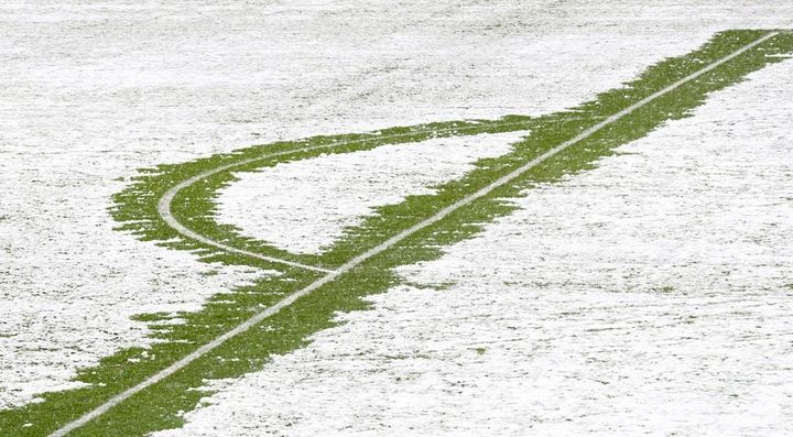 気温マイナス3度！大雪なのに『ありえない色のユニフォーム』を着たチームが物議を醸す