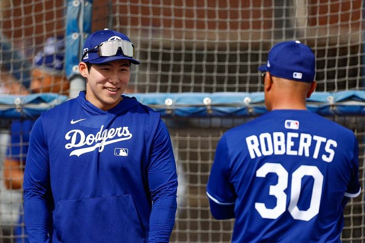 ドジャースのキム・へソン、ロバーツ監督（C）Getty Images