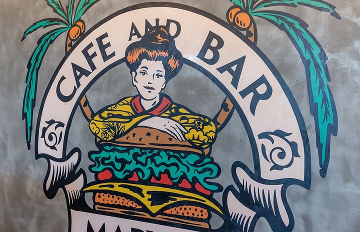 琉装の女性が描かれたウォールアートが印象的