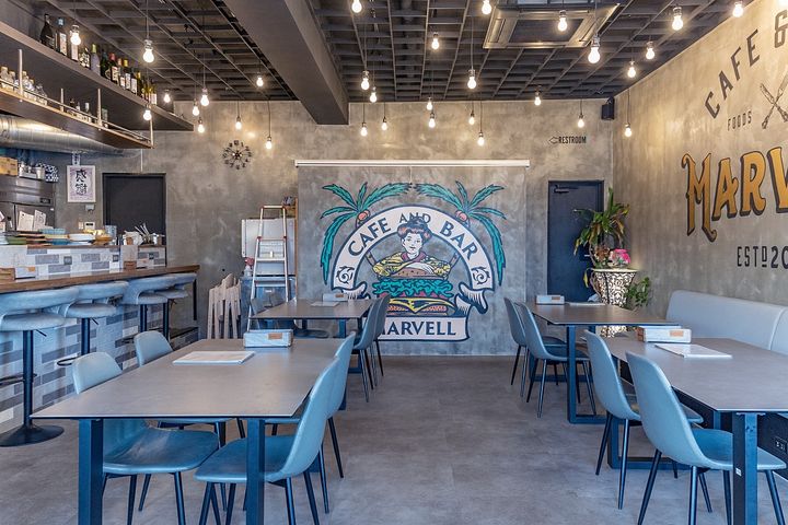 グレーを基調としたおしゃれな店内