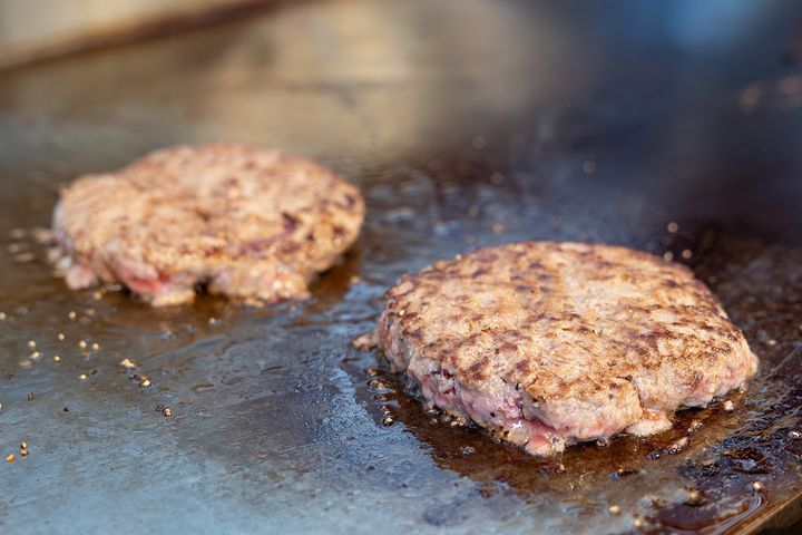鉄板で焼き上げるパティ。パサつき感ゼロでジューシー