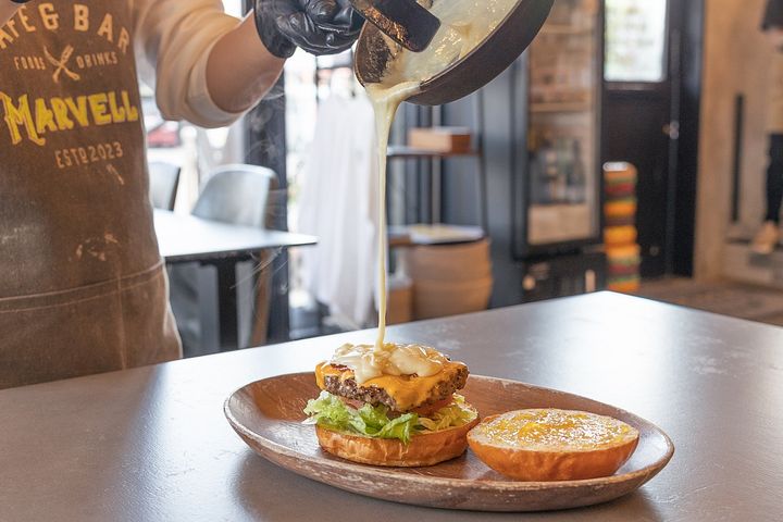2種類のチーズが味わえるチーズバーガー 1,250円