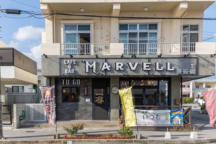 グレーを基調としたおしゃれな店内