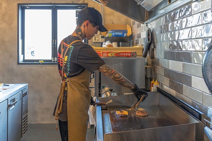 オーダーが入ってから丁寧に仕上げるスタッフ