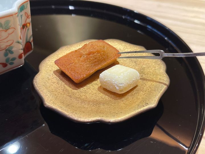 （写真左）「焼き立てフィナンシェ（胡麻）」※単品の場合は580円、（写真右）「至極ミルクの生チョコレート」※9個入り 3780円