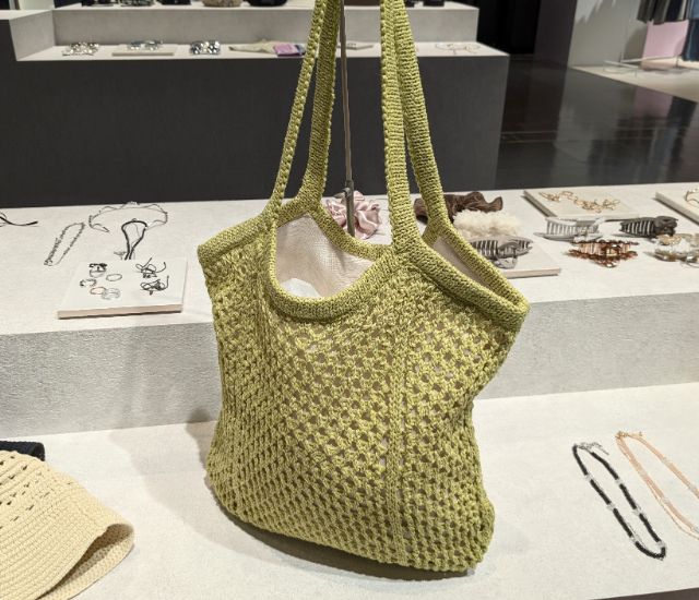 イエローのニットトートバッグ