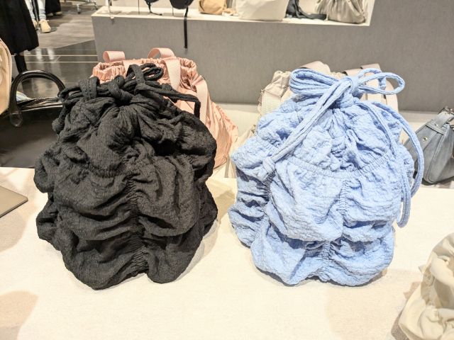 ブルーと黒のギャザー巾着バッグ