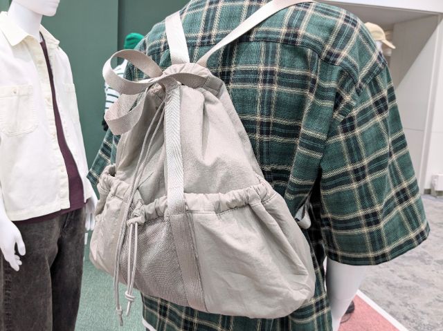 ナイロン2WAYトートバッグを肩にかけている