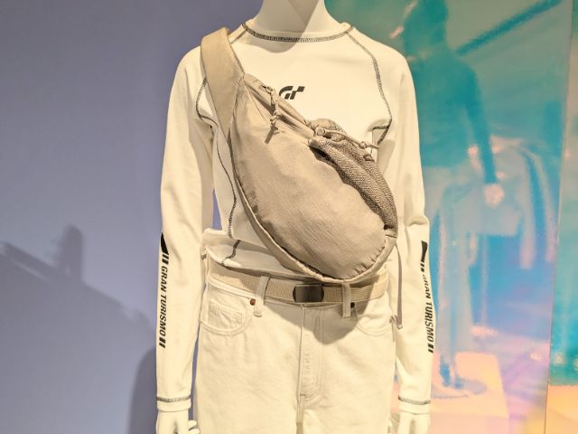 スリングショルダーバッグをかけている