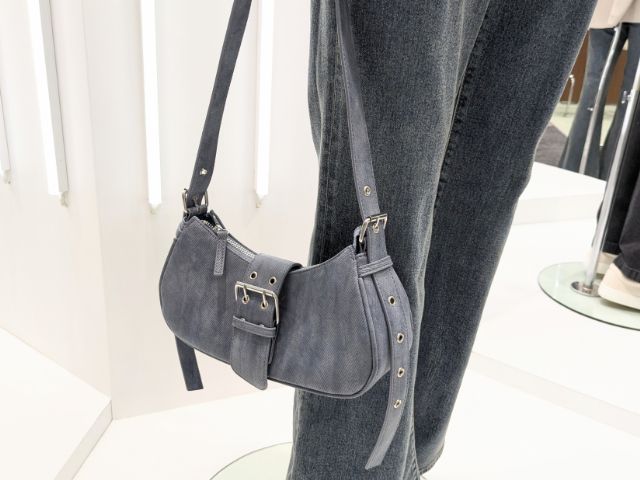 グレーのベルトバッグ