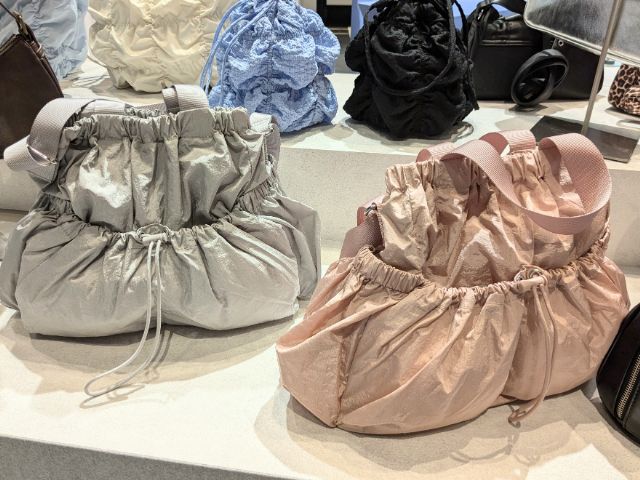 グレーとピンクのギャザーポケットバッグ