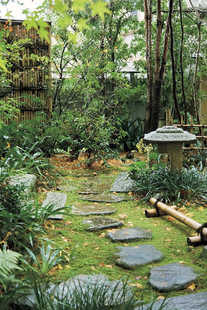 国の有形文化財に指定されている茶室『思惟庵』にいざなう日本式庭園。