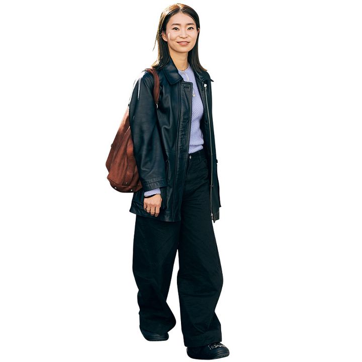 パープルのニットにゆるっとした黒パンツとレザーブルゾンを着た読者