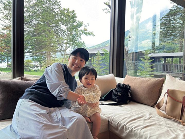 ホテルで寛ぐママと1歳の女の子